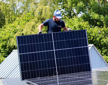 installateurs de panneaux solaires photovoltaiques sur le toit d une entreprise