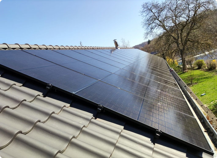 panneaux solaires sur une toiture en tuile