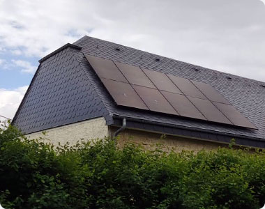 panneaux photovoltaqiue sur le toit d une ferme dans la province du luxembourg