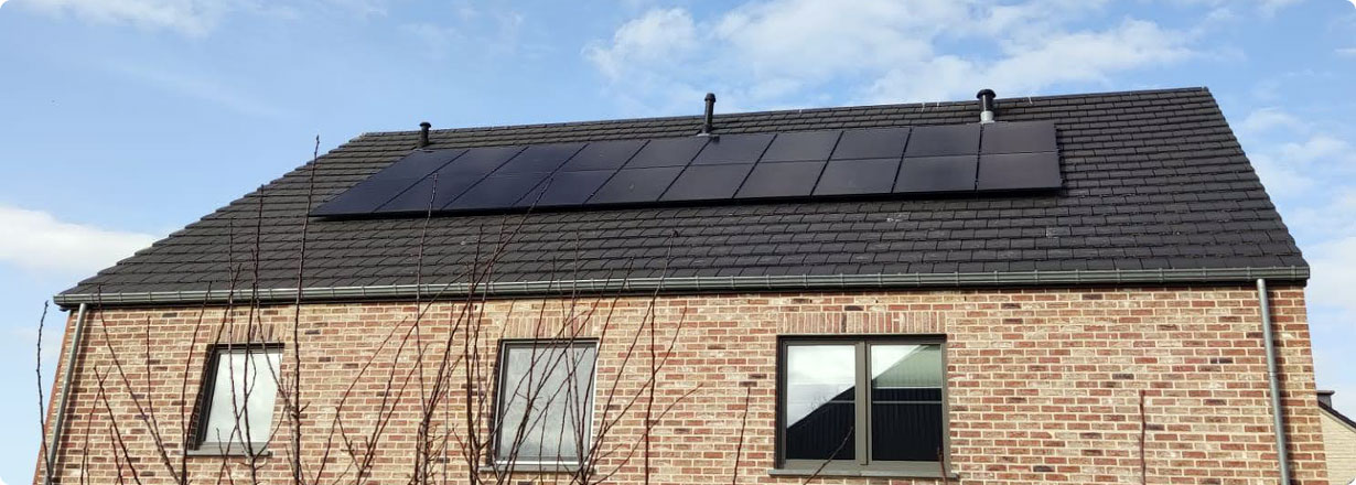 panneaux photovoltaique sur le toit d une maison quatre facades